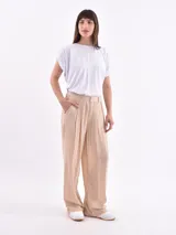 Pantalón de vestir color oliva, de corte amplio y tiro alto, con pinzas en la cintura y textura arrugada.