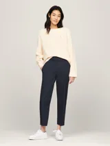 Pantalón chino azul marino de corte recto slim, con raya marcada en la pierna y cierre oculto.