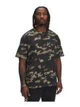 Remera de hombre Under Armour Project Rock, corte holgado, color negro con estampado de camuflaje en tonos marrones y logo "Project Rock" en el pecho.