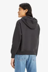 Buzo hoodie negro de Levi's con logo bordado en el pecho y bolsillo tipo canguro.