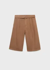 Short de algodón color marrón, con tiro medio, diseño recto, pinzas delanteras y cinturón ajustable. Presenta bolsillos laterales y dos bolsillos de ribete en la parte posterior.