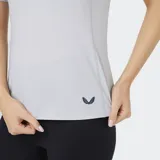 Remera blanca de manga corta con cuello redondo, ajuste ergonómico y detalles de costura en los laterales. Presenta un pequeño logo reflectante en el bajo.