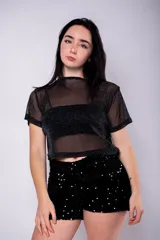 Short negro de lentejuelas con cintura elástica.