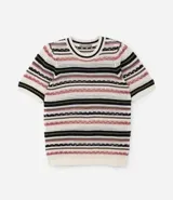 Blusa de punto ligero con cuello redondo, mangas cortas y rayas horizontales en negro, beige y blanco.