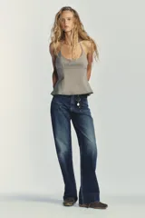Top color gris con raya diplomática, de cuello halter ajustable y escote redondo. Espalda descubierta con tiras ajustables, forro interior y cierre lateral con cremallera oculta.
