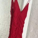 Vestido corto rojo de microtul con doble tela en la parte superior, breteles finos y fruncido en el cuerpo.