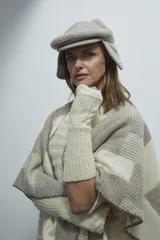 Ruana con diseño de patchwork en tonos marrones y beige, terminación de crochet hecho a mano.