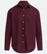 Camisa de manga larga color bordó con estampa de cuadros pequeños, corte comfort y cuello inglés.