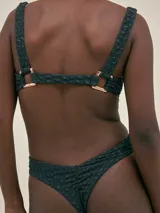 Bombacha de bikini de tiro medio color negro, con corte en V en la espalda y silueta colaless, diseñada para protección UV50.