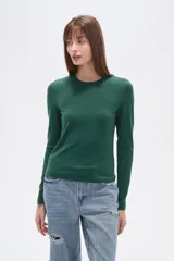 Remera negra de manga larga, corte ajustado y cuello redondo.