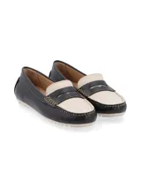 Mocasín de cuero en combinación de colores, con suela antideslizante de caucho y diseño atemporal.