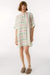 Camisa oversize con cuello mao, manga corta con terminación en puño, botones de metal a la vista y tajos laterales.