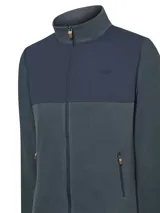 Campera polar RKF modelo Dover, de poliéster reciclado, color azul con canesú de tela canvas de algodón. Tiene cuello alto, cierre completo, dos bolsillos frontales con cierre y forro de jersey.