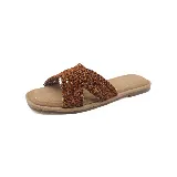 Sandalias Panama Jack color marrón con tiras de hilo trenzado formando rosetones.