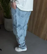 Pantalón jean celeste de corte holgado con bolsillos cargo laterales.