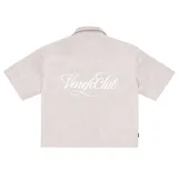 Camisa de manga corta con corte boxy fit, color blanco con finas rayas verticales rojas y bordado blanco en la espalda con la inscripción "Venefo Club".