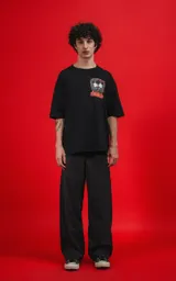 Remera negra de manga corta con cuello redondo y corte oversize. Estampado en la espalda con diseño de Mickey y Minnie Mouse disfrazados de diablos, con la frase "Hello Darling" en una pancarta.