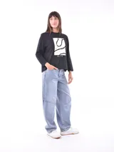 Remera blanca de manga larga con estampa rectangular dorada con diseño animal print y texto 'Fearless, fierce & fabulous'.