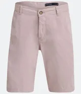 Bermuda masculina de sarga color rosado, con corte recto y bolsillos laterales.