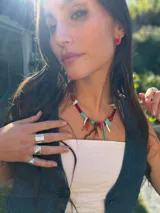 Collar corto con cuentas de resina, corales naturales, nácar, cuentas reconstituidas y cristales checos. Se cierra con cadena de acero quirúrgico y ganchito para regular el largo.