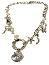 Collar plateado con cadena de acero quirúrgico y dijes colgantes de acero y aleación con motivos marinos como conchas, perlas y estrellas de mar.