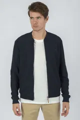 Campera tipo bomber de frisa color azul marino, con cierre frontal y bolsillos laterales.