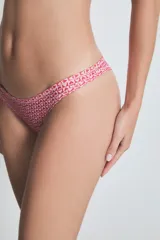 Bombacha vedetina estampada con corazones y el logo de la marca.