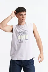 Musculosa gris con estampado frontal con la frase "Get Back Up" en letras grandes.