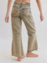 Pantalón de jean celeste con efecto batik, corte recto y terminación desflecada.