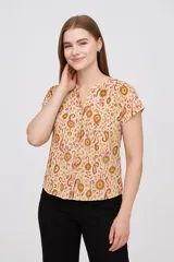 Blusa estampada con cuello en V y mangas cortas.