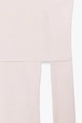 Jersey de punto color rosa pálido, con escote recto y hombros descubiertos, de manga larga.