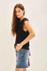 Musculosa blanca de lino con detalle de encaje en mangas y cuello. Tiene bordado de alas en el bajo.