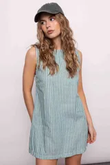 Vestido corto sin mangas con cuello redondo y estampado a rayas verticales verdes y blancas.