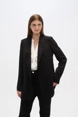 Blazer blanco de viscosa con cuello smoking y bolsillos frontales.