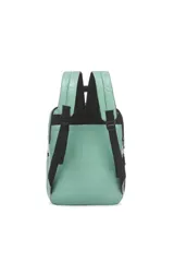 Mochila negra con diseño acolchado, doble asa de mano y correas de hombro regulables. Tiene un bolsillo frontal con cierre y detalles de tiras de colores.