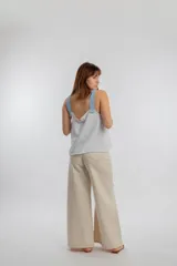 Top de tiras ancho color gris claro con detalle de canesú y tiras en color celeste.