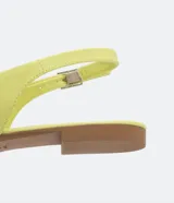 Zapatilla con cierre en el tobillo, color amarillo, puntera fina metalizada y taco flat.