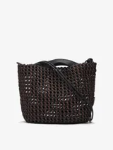 Bolso mediano tejido trenzado en marrón y negro, con un compartimento y cierre magnético. Tiene asa de mano con logo grabado, asa larga regulable con nudo y etiqueta exterior logotipada.
