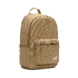 Mochila Nike Heritage Eugene color beige con logo blanco estampado en el frente. Cuenta con un compartimento principal con cierre de doble cremallera, un bolsillo frontal con cierre y un bolsillo lateral abierto. Tiene correas acolchadas ajustables y asa de mano en la parte superior.