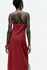 Vestido midi de lino color borgoña, con escote en pico, tirantes finos ajustables, botones frontales y abertura en el ruedo.