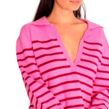 Sweater de punto color crema con rayas horizontales negras, cuello polo con escote en V y mangas largas.