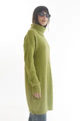 Vestido sweater largo de punto color verde oliva, con cuello alto y mangas largas.