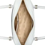 Cartera de hombro Guess modelo Cerelia, color blanco con logo dorado estampado en el frente y herrajes dorados.