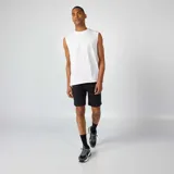 Bermudas deportivas negras de corte recto.