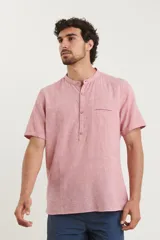Camisa de manga corta color amarillo, con cuello mao y botones de coco.