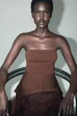 Top marrón de escote recto y hombros descubiertos con peplum en el bajo.