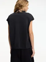 Chaleco de punto negro con textura metalizada y escote en v.