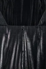 Mono largo negro con cuello halter ajustable con botones a presión, hombros descubiertos, bajo abullonado y cierre en la espalda con cremallera.