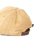 Gorra de gabardina color beige con visera curva y detalle de roturas.