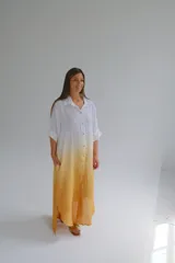 Camisola larga de lino italiano, color blanco con degradado a amarillo en el ruedo. Manga larga con botón ajustable.